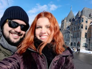 Daitana e Victor em Montreal no Canadá quando foram a primeira vez visitar a cidade, na frente de um castelo em Montreal