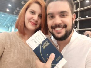 Daitana e Victor segurando o passaporte